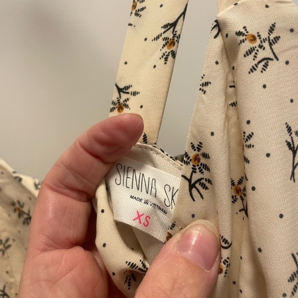 17. Sienna Sky size xs jumper - Picture 3 of 4